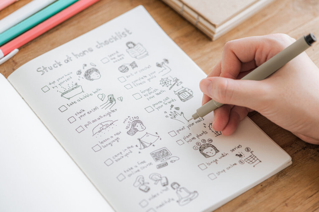 Chica haciendo sketchnoting